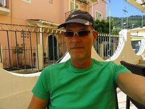 Corfu, webmaster Hans Huisman in Bella Vista Studios in Benitses