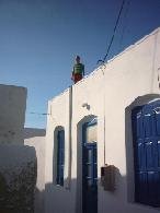 Maxim op een dak van een huis in de kastro