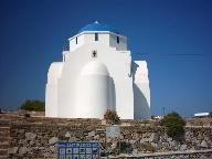 De kerk aan de zee bij Antiparos