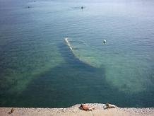 Een gezonken bootje bij Analipsi.