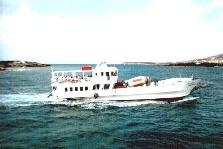 Het kleine veerbootje dat tussen Antiparos en Paros pendelt