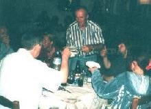 De grote baas Yorgis zelf serveert de laatste zuchini-balletjes aan onze buren(wij hadden ze ook besteld, dus waarom hij deze mesen helpt in plaats van ons blijft een misterie)