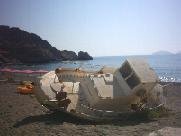 Een boot op het strand van Agios Pavlos.