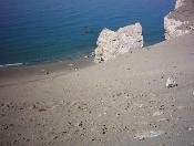 De steile heuvel die je af moet klimmen om op het strand te komen.