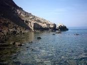 Rotsen aan het einde van het strand.