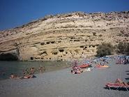 De grotten in de rots bij Matala Beach.
