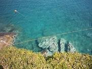 Een paar boten in de zee bij Matala.