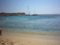 Een zeilboot in Paranga Bay.