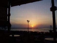 Zonsondergang op een terrasje in Tinos Stad