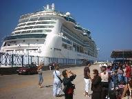 Enorme cruiseboten leggen aan in Tourlos.