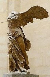 het standbeeld van de Nike in het Louvre