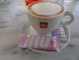 Dolce Cafe in Kamari in Santorini