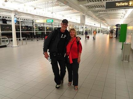 Truus de Graan ontmoet Hans Huisman op het vliegveld